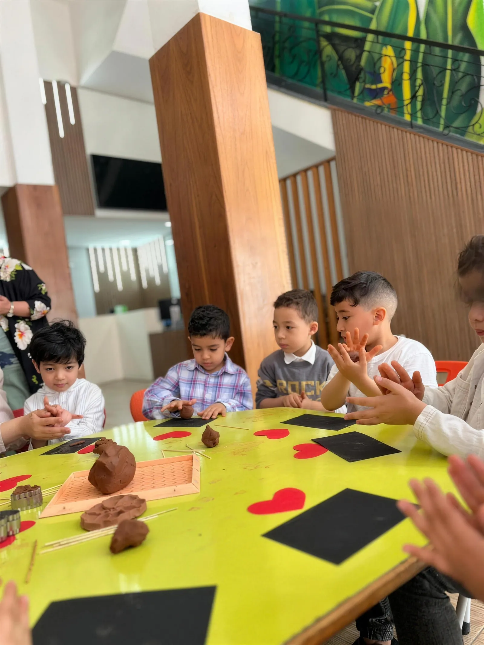 Atelier de poterie à l'École Dennis Ritchie